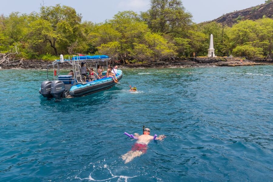 Big Island: Captain Cook Sightseeing & Snorkel Expedition - Crew service and first-time snorkeling