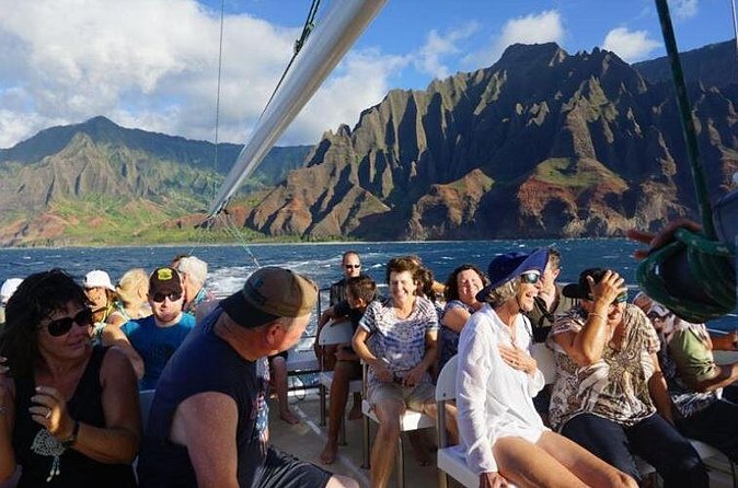 Deluxe Na Pali Sunset Tour on the Lucky Lady - The sunset dinner and open bar