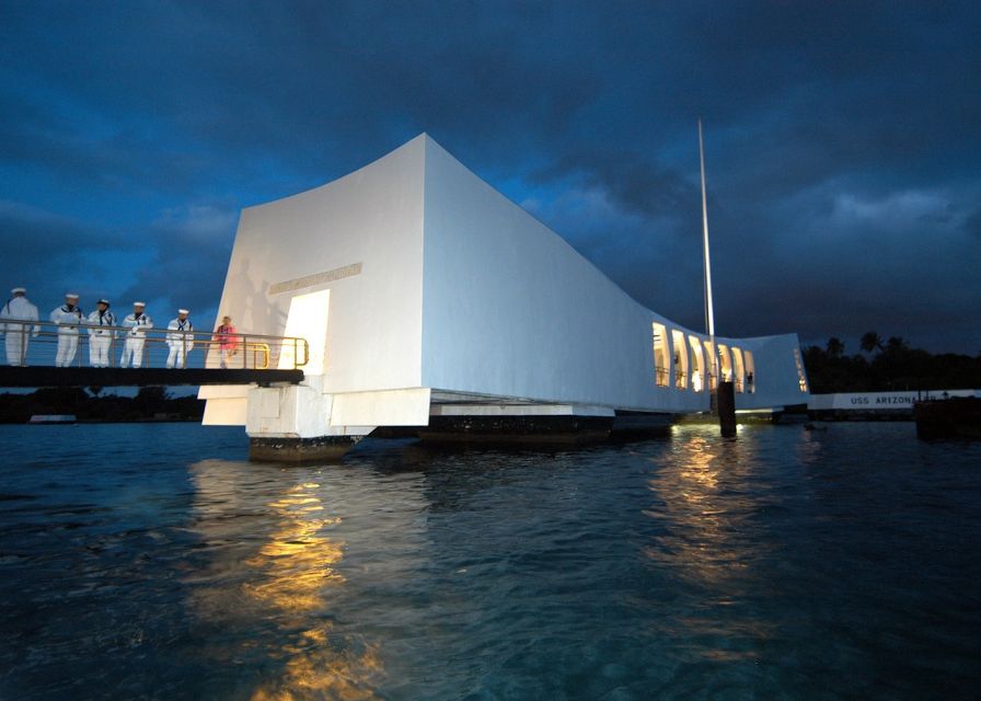 From Waikiki: Pearl Harbor USS Arizona Memorial Program - From Waikiki to Pearl Harbor with a useful introduction