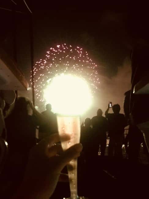 Honolulu: 1-Hour Friday Night Fireworks Cruise with Drinks - The first views: Ala Moana and Waikiki
