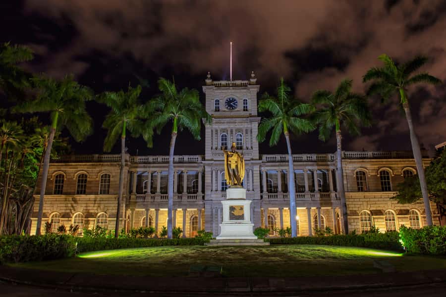 Honolulu Haunts: Ghosts and Spirits Walking Tour - Honolulu after dark, with history underfoot