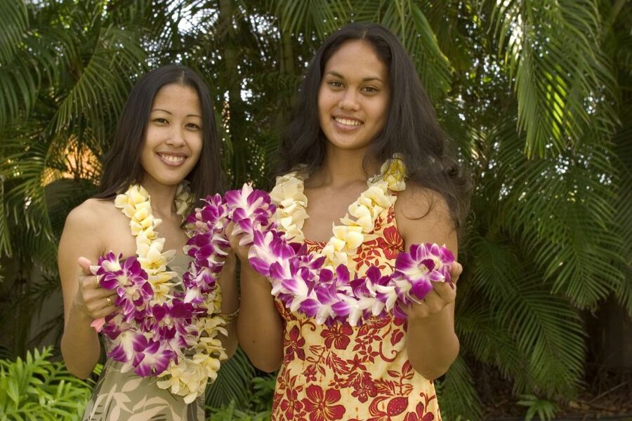 Honolulu Honeymoon Airport Lei Greeting - What happens when you land at Honolulu Airport