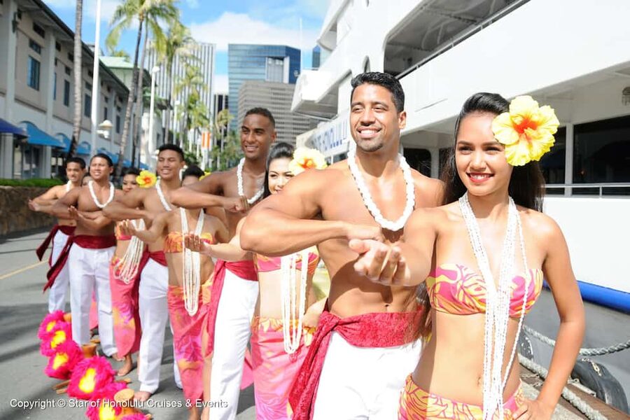 Honolulu: Pacific Star Sunset Buffet and Show - Pier 8, check-in, and getting aboard