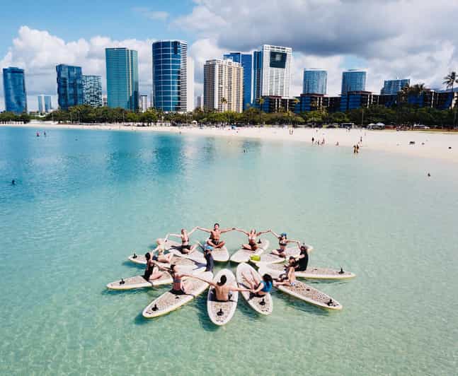 Honolulu: SUP (Standup Paddleboard) Yoga Class - Learning the board before the yoga begins