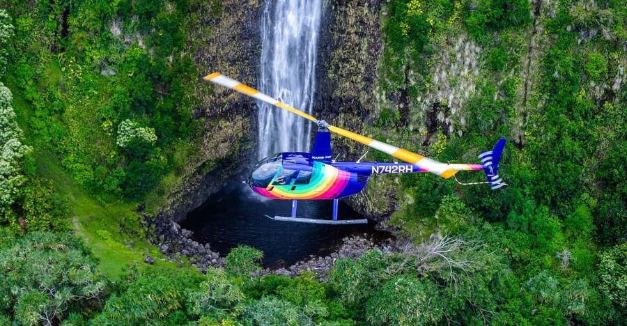 Kailua-Kona: Kohala, Volcanoes and Waterfall Helicopter Tour - The return along bays, reefs, and beaches