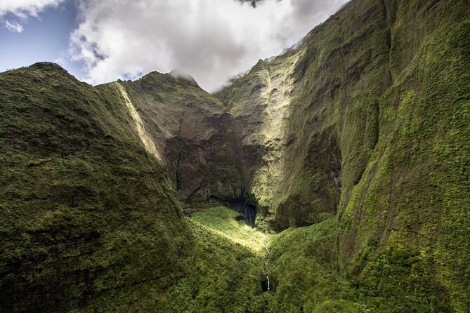 Kauai Deluxe Waterfall Safari: Helicopter Tour - A broad view of beaches, valleys, and movie scenery