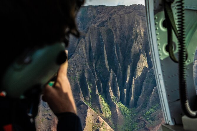 KAUAI LUXURY 60-Minute Doors-Off Helicopter ADVENTURE - Check-in in Lihue and the first 45 minutes on the ground