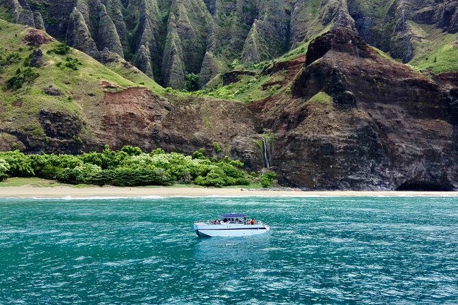 Kauai: Na Pali Coast Power Catamaran - Seeing the Na Pali Coast from the Pacific
