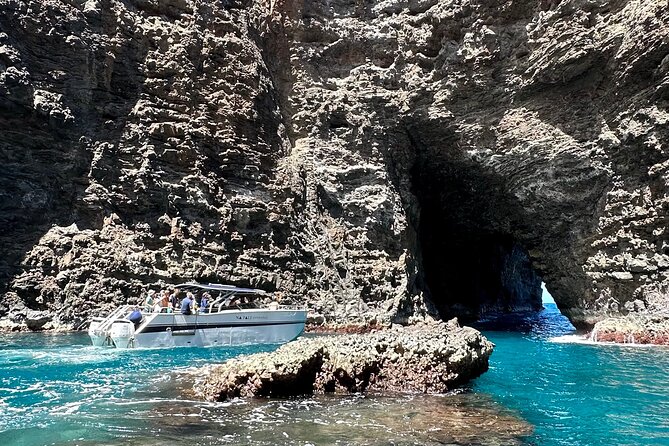 Kauai: Na Pali Coast Power Catamaran - Guides who shape the day