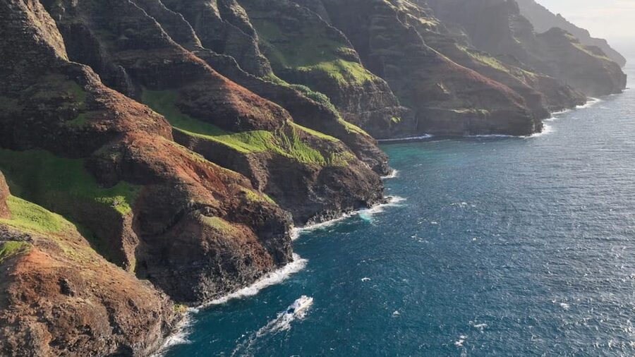 Kauai: Napali Sunset Dinner Cruise - The ride: stable boat, lively ocean