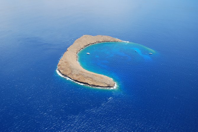 Maui: Molokini & Turtle Town Snorkel & Waterslide Adventure - Molokini Crater and clear water