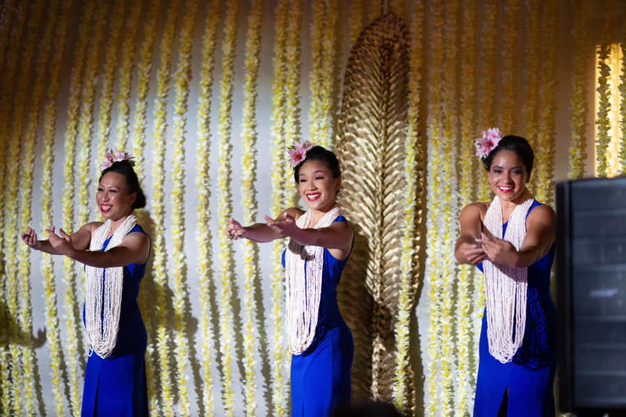 Oʻahu: Nā Lei Aloha Lūʻau & Dinner or Cocktail Show Option - The lei greeting and first drink