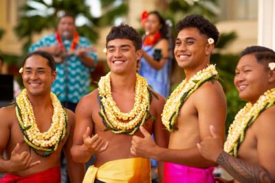 Oʻahu: Nā Lei Aloha Lūʻau & Dinner or Cocktail Show Option