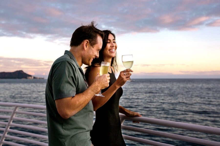 Oahu: Friday Night Fireworks Cocktail Cruise - Live entertainment keeps the cruise from feeling like a waiting room