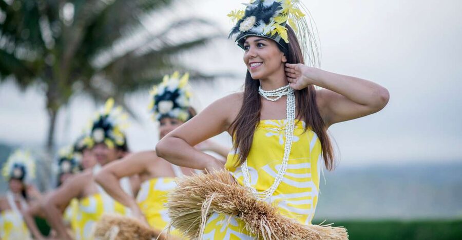 Oahu: Queens Waikiki Luau - The fire knife finale