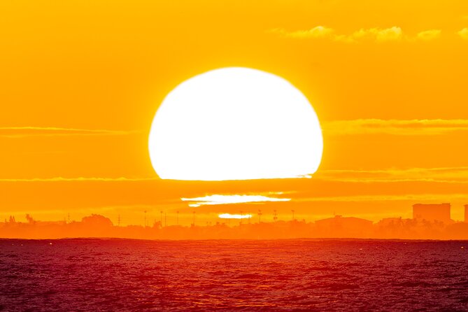 Oahu's Waikiki Coast: Moana’s Sunset Cocktail Sail - The sunset and the changing view