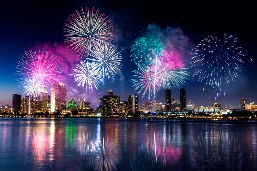 Oahu: Waikiki Friday Fireworks Cruise with Snacks and Drinks - Why the water gives Waikiki fireworks a different feel