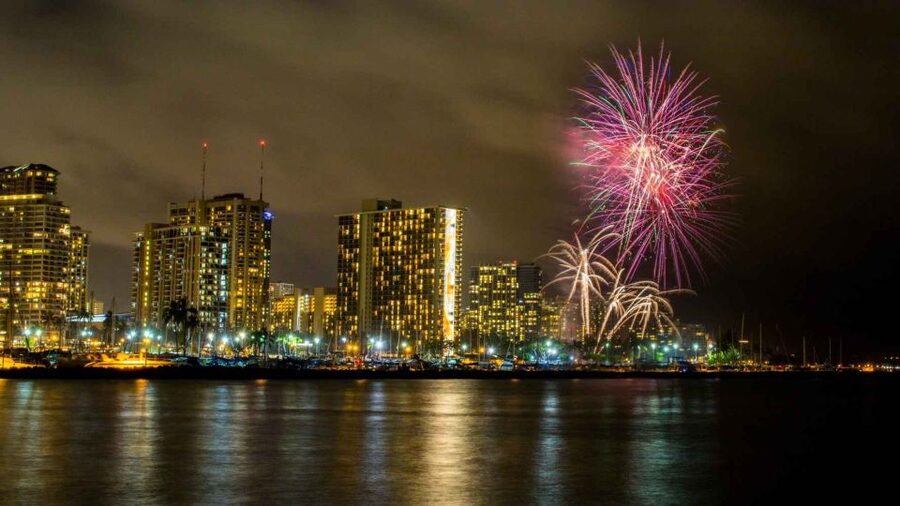 Oahu: Waikiki Friday Fireworks Cruise with Snacks and Drinks - The fireworks finale can be brief