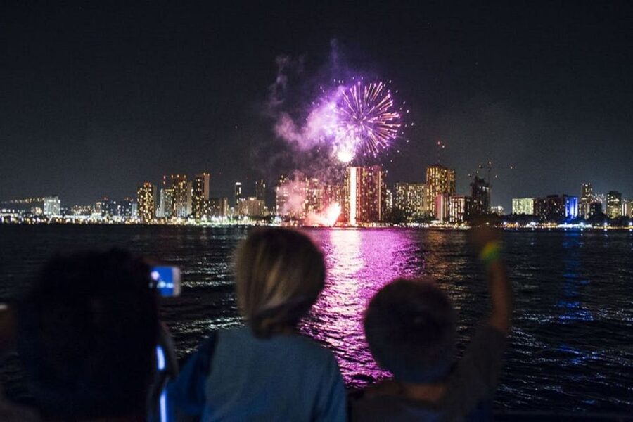 Oahu: Waikiki Friday Night Fireworks Cruise - The 90-Minute Circular Route Around Waikiki