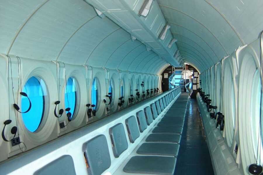 Oahu: Waikiki Submarine Tour - Boarding Atlantis XIV and handling the ladder