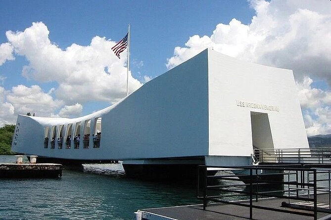 Pearl Harbor: USS Arizona Memorial & Battleship Missouri - The drive back through Honolulu