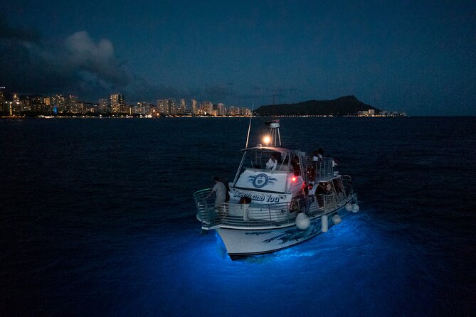 Premier Waikiki Sunset Party Cruise with Live DJ and Full Bar - The people make the evening