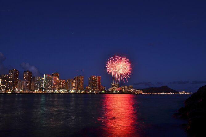 Waikiki: Friday Night Fireworks Catamaran Cruise - Finding the fireworks position near Hilton Hawaiian Village