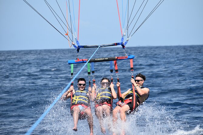 Waikiki: Parasailing in Hawaii - Diamond Head Crater from the air